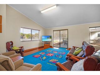 36 Bombala Crescent - Rainbow Beach - pets welcome - boat parking - plenty of room for everyone Guest house, Rainbow Beach - 3