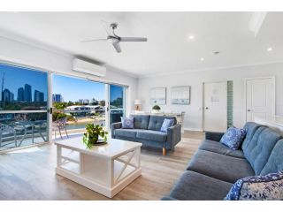 3br Broadbeach Lakefront Apartment Apartment, Gold Coast - 2