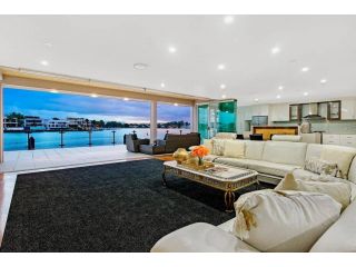5 Million Dollar Surfers Paradise Dream Mansion Guest house, Gold Coast - 3