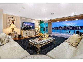 5 Million Dollar Surfers Paradise Dream Mansion Guest house, Gold Coast - 2
