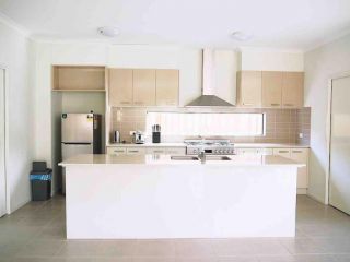 4 Bed 2 And A Half Bath Luxury Villa in Point Cook Villa, Point Cook - 1