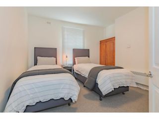 4 Bedroom House - Hobart CBD - Free Parking Guest house, Hobart - 3