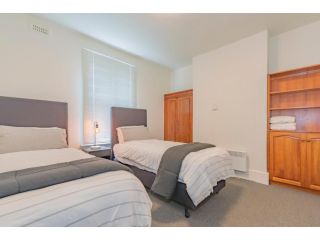 4 Bedroom House - Hobart CBD - Free Parking Guest house, Hobart - 1