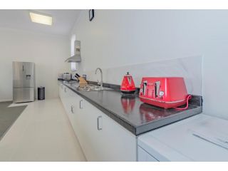 4 Bedroom House - Hobart CBD - Free Parking Guest house, Hobart - 4