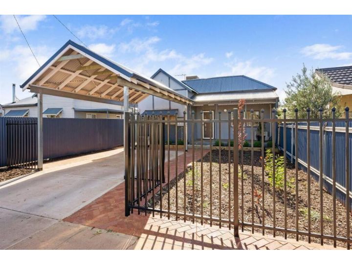 4-Bedroome home, new bathrooms and close to town Guest house, Kalgoorlie - imaginea 3