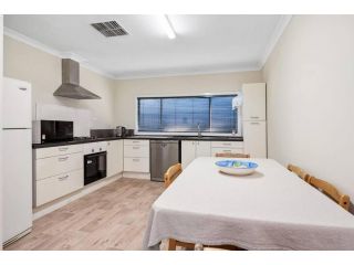 4-Bedroome home, new bathrooms and close to town Guest house, Kalgoorlie - 2