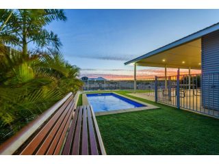 4 Corella Court - Brand New Magnificent Marina Home With Wi-Fi Guest house, Exmouth - 2