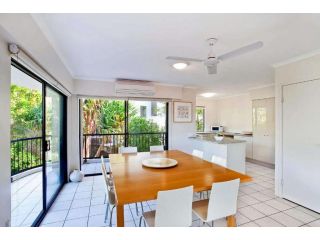 4 Domani Large Townhouse with Ocean Views Apartment, Sunshine Beach - 1