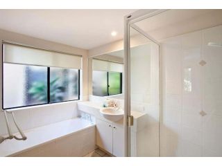 4 Domani Large Townhouse with Ocean Views Apartment, Sunshine Beach - 4