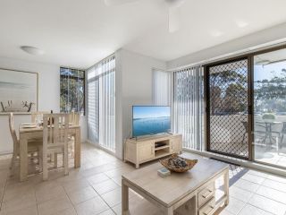 4 'Fleetwood' 63 Shoal Bay Rd - Air conditioned, freshly painted unit with WIFI & magnificent water views Apartment, Shoal Bay - 5