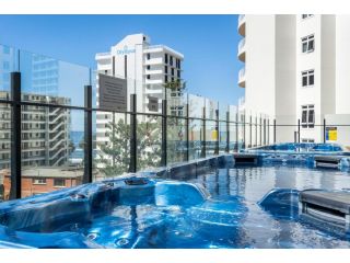 Comfy Two-bedder near Beach, Shops and Sightseeing Apartment, Gold Coast - 5