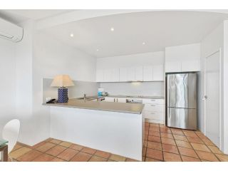 4 Hilltop Villas Enjoy Ocean Views From The Heart Of The Village Apartment, Sunshine Beach - 3