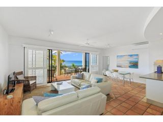 4 Hilltop Villas Enjoy Ocean Views From The Heart Of The Village Apartment, Sunshine Beach - 2