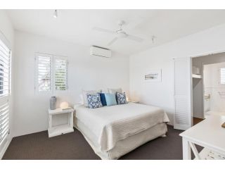 4 Hilltop Villas Enjoy Ocean Views From The Heart Of The Village Apartment, Sunshine Beach - 5