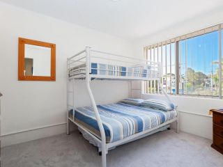 4 'Yarramundi' 47 Magnus Street - air conditioned unit with water views Guest house, Nelson Bay - 5
