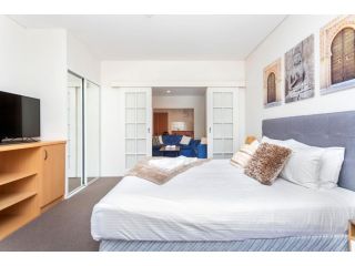 404 Big Beautiful One Bed-sleeps 4 balcony lift Apartment, Perth - 4