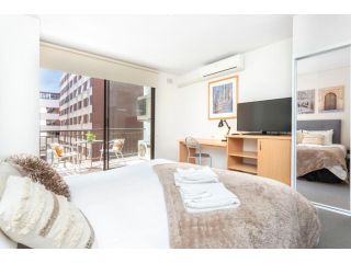 404 Big Beautiful One Bed-sleeps 4 balcony lift Apartment, Perth - 1