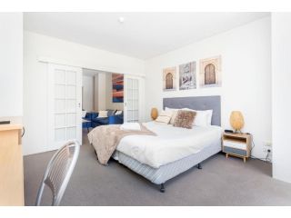 404 Big Beautiful One Bed-sleeps 4 balcony lift Apartment, Perth - 2