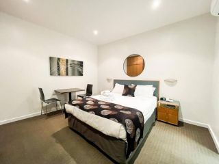 410 /247 studio gouger st Ex hotel room in city Apartment, Adelaide - 2