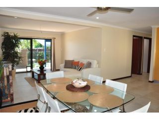 43 Double Island Drive - Two level holiday home with swimming pool. Located close to beach and CBD Guest house, Rainbow Beach - 1