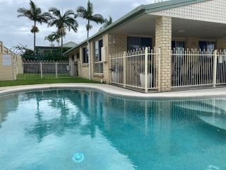 44 Rumbalara Avenue - Rainbow Beach - Swimming Pool, Pets Welcome, Fully Fenced, Air Conditioning, Beds made Guest house, Rainbow Beach - 2