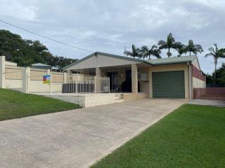 44 Rumbalara Avenue - Rainbow Beach - Swimming Pool, Pets Welcome, Fully Fenced, Air Conditioning, Beds made Guest house, Rainbow Beach - 1