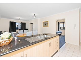 46 Hay St Hideaway Central sleeps 4 plus parking Apartment, Perth - 5
