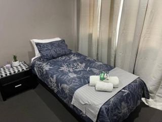 4beds, AC, 15 mins from airport. Swimming pool. Apartment, Queensland - 5