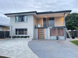 4beds, AC, 15 mins from airport. Swimming pool. Apartment, Queensland - 2