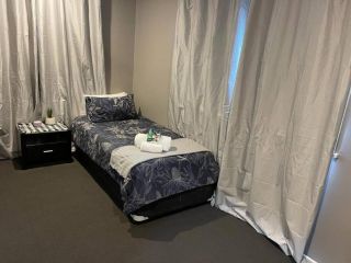 4beds, AC, 15 mins from airport. Swimming pool. Apartment, Queensland - 3