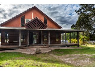 4BR Country Farmhouse with a Pool and Dam Guest house, Queensland - 4