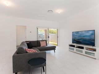 5 Bent Street - huge house with Foxtel & Aircon Guest house, Fingal Bay - 3