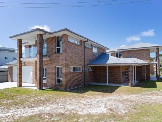 5 Bent Street - huge house with Foxtel & Aircon Guest house, Fingal Bay - 1