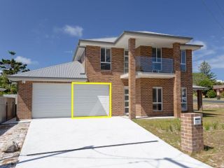5 Bent Street - huge house with Foxtel & Aircon Guest house, Fingal Bay - 2