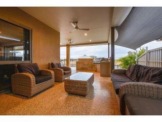 5 Kestrel Place - PRIVATE JETTY & POOL Guest house, Exmouth - 1