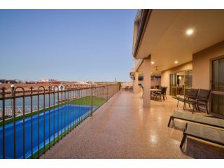 5 Kestrel Place - PRIVATE JETTY & POOL Guest house, Exmouth - 2