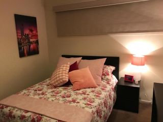 5 Star Room with own Bathroom - Singles, Couples, Families or Executives Guest house, Glen Waverley - 2