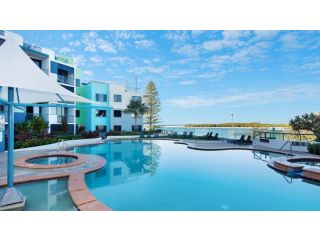 #55 Grand Pacific Resort, Outdoor Spa With A View! Guest house, Caloundra - 1