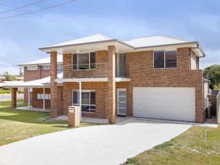 5B BENT STREET - LARGE HOUSE WITH DUCTED AIR CON, WIFI & FOXTEL Guest house, Fingal Bay - 2