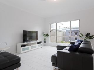 5B BENT STREET - LARGE HOUSE WITH DUCTED AIR CON, WIFI & FOXTEL Guest house, Fingal Bay - 1