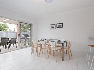 5B BENT STREET - LARGE HOUSE WITH DUCTED AIR CON, WIFI & FOXTEL Guest house, Fingal Bay - 4