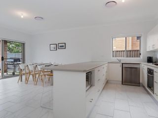 5B BENT STREET - LARGE HOUSE WITH DUCTED AIR CON, WIFI & FOXTEL Guest house, Fingal Bay - 3