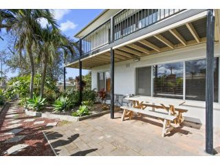5mins to the beachfront - Tropical Home with Modern Feel Guest house, Lakes Entrance - 2