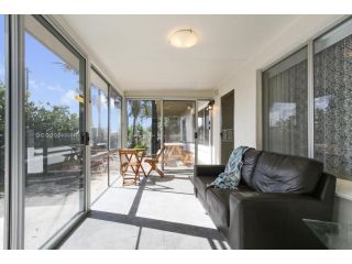 5mins to the beachfront - Tropical Home with Modern Feel Guest house, Lakes Entrance - 5