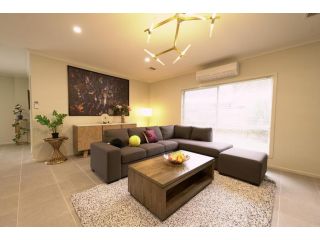 6 Bedrooms & 4 Bathrooms Big House for Big Group Guest house, Point Cook - 3