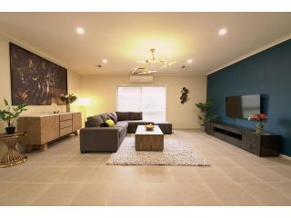 6 Bedrooms & 4 Bathrooms Big House for Big Group Guest house, Point Cook - 2