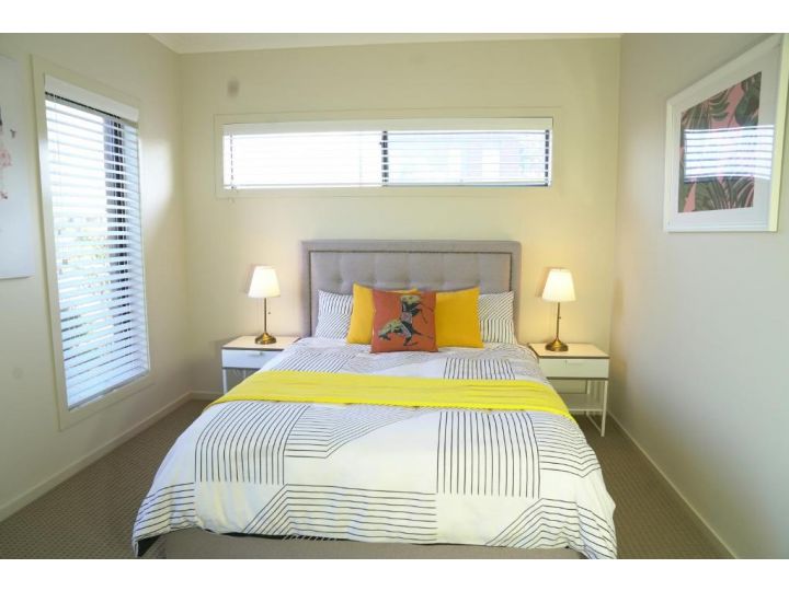 6 Bedrooms Contemporary Big House at Pakenhem Guest house, Victoria - imaginea 13