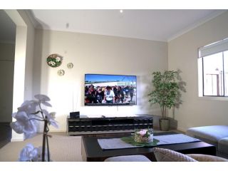 6 Bedrooms Contemporary Big House at Pakenhem Guest house, Victoria - 3