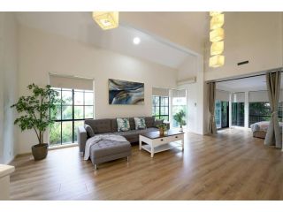 6 Bedrooms Contemporary Home Mill Park near SC Guest house, Victoria - 1