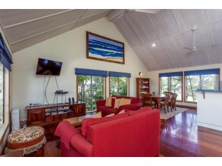 6 Ilmenite Avenue - Coastal beach shack within walking distance to patrolled beach and CBD, Guest house, Rainbow Beach - 2